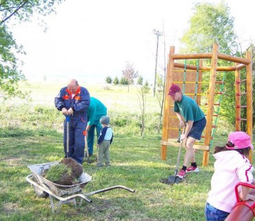 Brigáda - dětské hřiště 2009